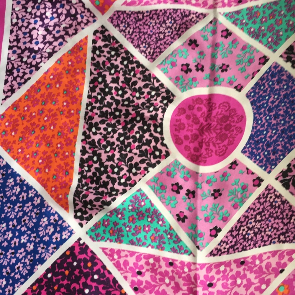 Silky patterned scarf - Picture 2 of 5